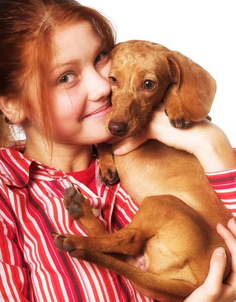 Mujer joven con un perro salchicha — Foto de Stock