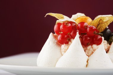 Meyveli ve çikolatalı beyaz kremalı pasta.