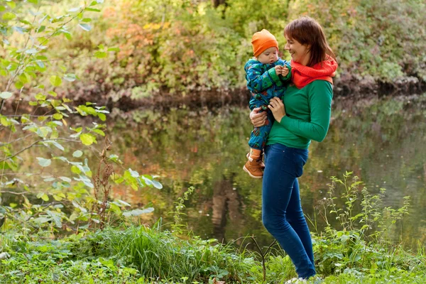 Lycklig familj ha kul i höstparken — Stockfoto