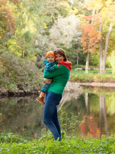 Glückliche Familie hat Spaß im Herbstpark — Stockfoto