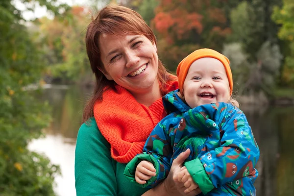 Famiglia felice divertirsi nel parco autunnale — Foto Stock