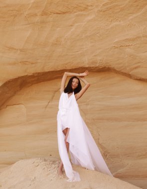 çekici bir kadın çölde