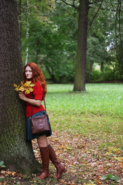 Donna di moda a piedi nel parco autunnale — Foto Stock