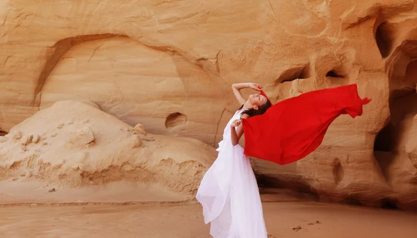 Mulher posando tecido vermelho ao ar livre — Fotografia de Stock