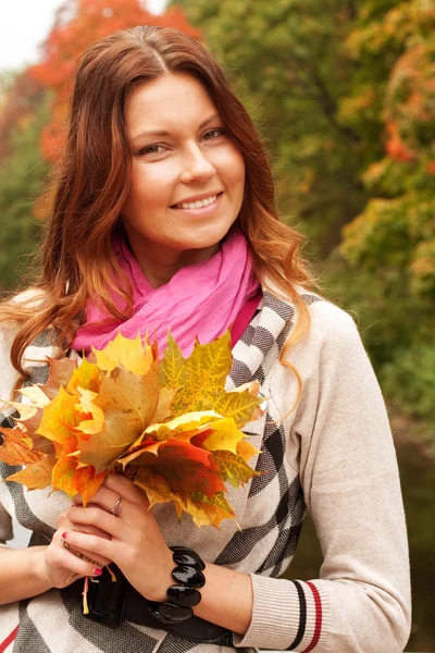 Donna di moda a piedi nel parco autunnale — Foto Stock