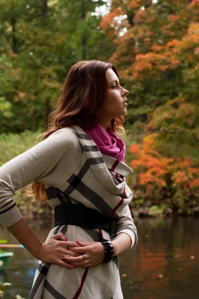 Femme près de la rivière en automne — Photo