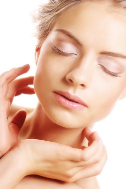 Kız güzel yüzün üzerinde temiz bir cilt