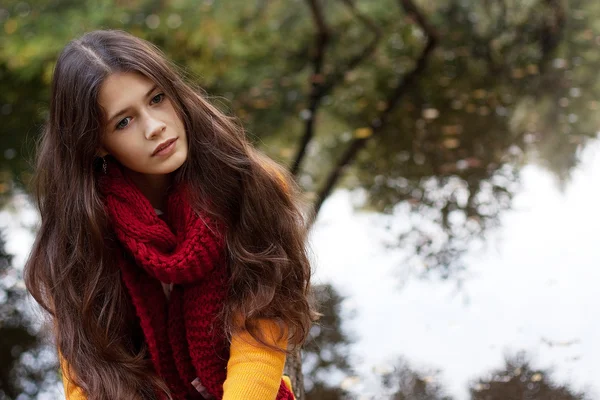 Giovane donna sorridente nel parco d'autunno — Foto Stock