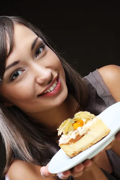 Schöne junge Frau mit einer Torte — Stockfoto