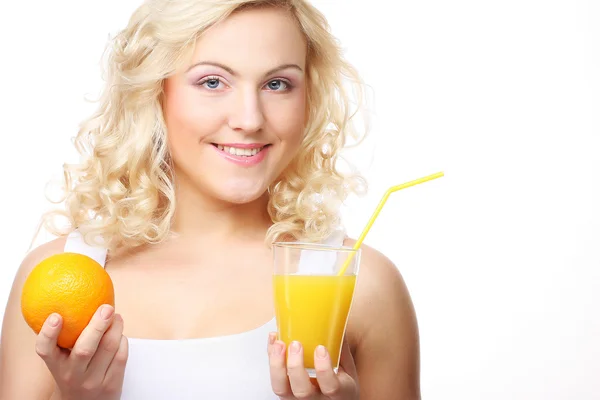 Mladá šťastná žena pije pomerančový džus. — Stock fotografie