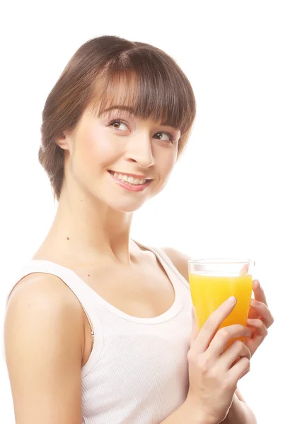 Giovane donna felice bere succo d'arancia. — Foto Stock