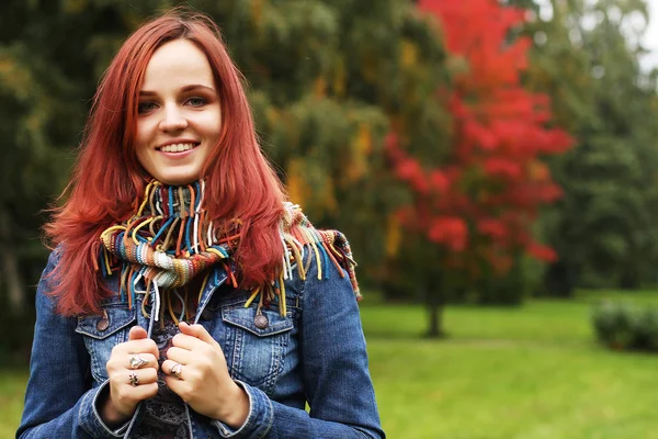 Mujer bonita joven relajándose en el parque de otoño —  Fotos de Stock