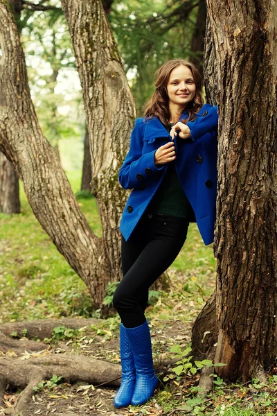 Femme de mode marchant dans le parc d'automne — Photo