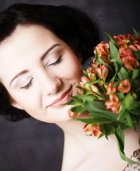 Mujer joven con flor — Foto de Stock