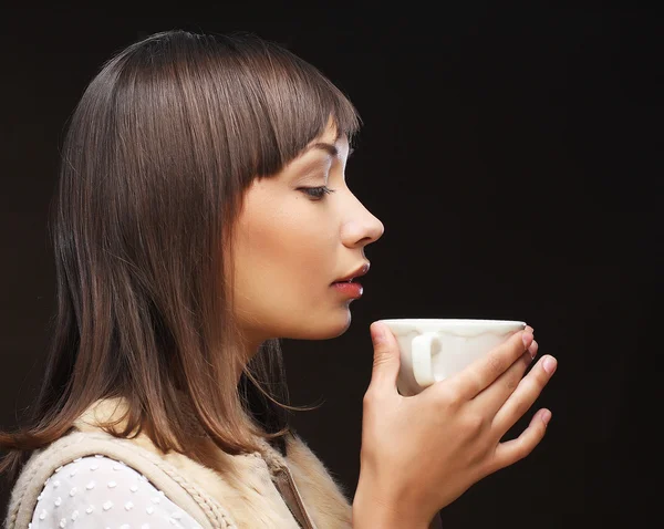 Belle femme buvant du café — Photo