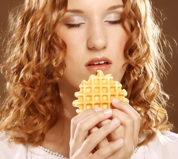 Menina beleza com biscoito — Fotografia de Stock
