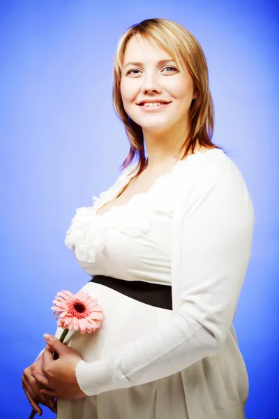 Kobieta w ciąży z gerber — Zdjęcie stockowe