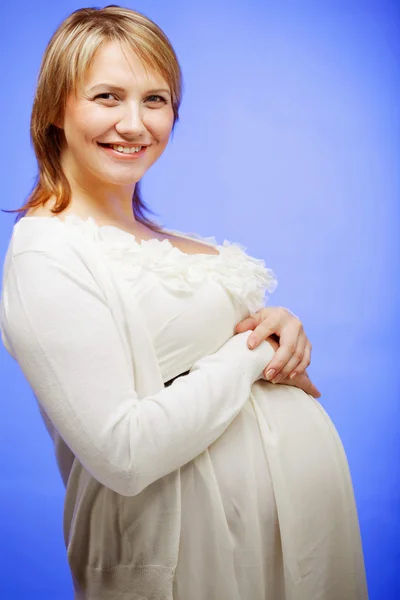 Retrato de estudio de la mujer embarazada —  Fotos de Stock