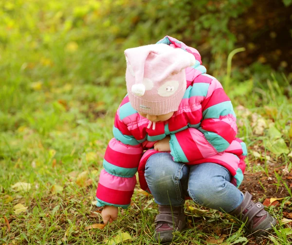 Happy kid in autumn park — Stock Photo, Image