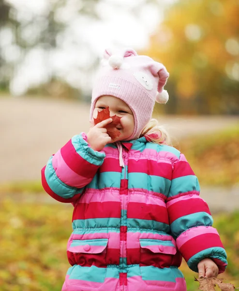 Glückliches Kind im Herbstpark — Stockfoto