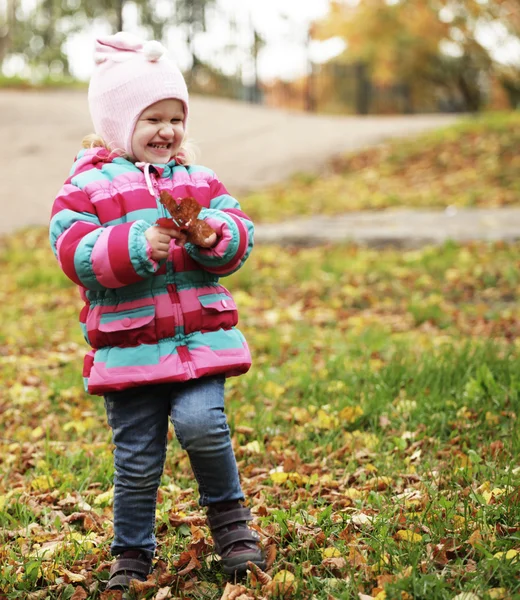 Glada barn i höst park — Stockfoto