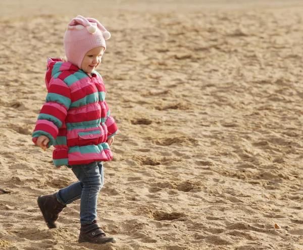 Enfant heureux dans le parc d'automne — Photo