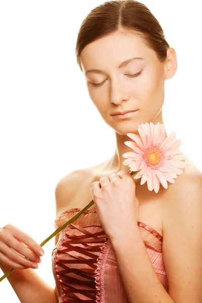 Mujer joven con flor de gerber — Foto de Stock