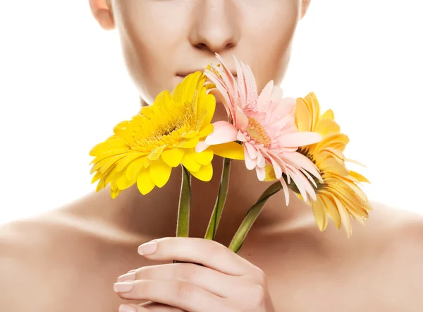 Jovem com flor de gerber — Fotografia de Stock