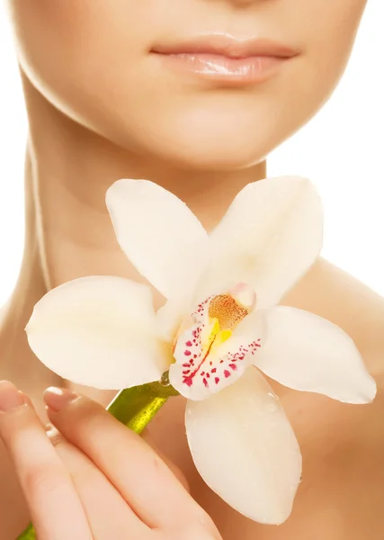 Bella donna con fiore di orchidea — Foto Stock