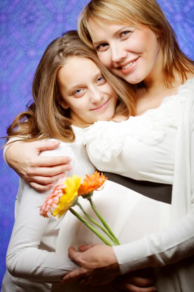 Zwangere vrouw met dochter — Stockfoto