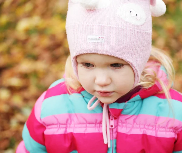 Happy kid in autumn park — Stock Photo, Image