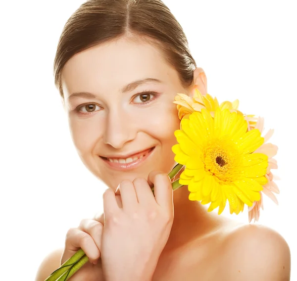 Mujer joven con flor de gerber —  Fotos de Stock