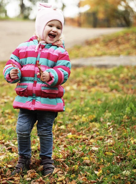 Niño feliz en el parque de otoño — Foto de Stock