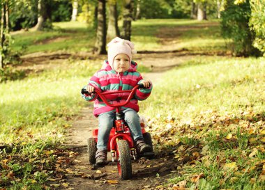 Bisikletli küçük kız