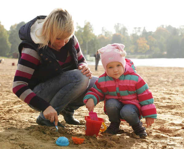 Madre e hija juntas en la playa — Foto de Stock