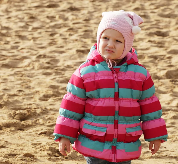 Enfant heureux dans le parc d'automne — Photo