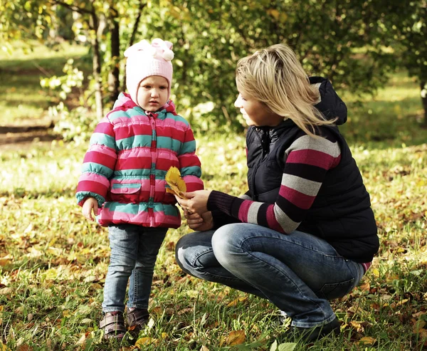 Happy mum with a daughter in autumn park — Stock Photo, Image