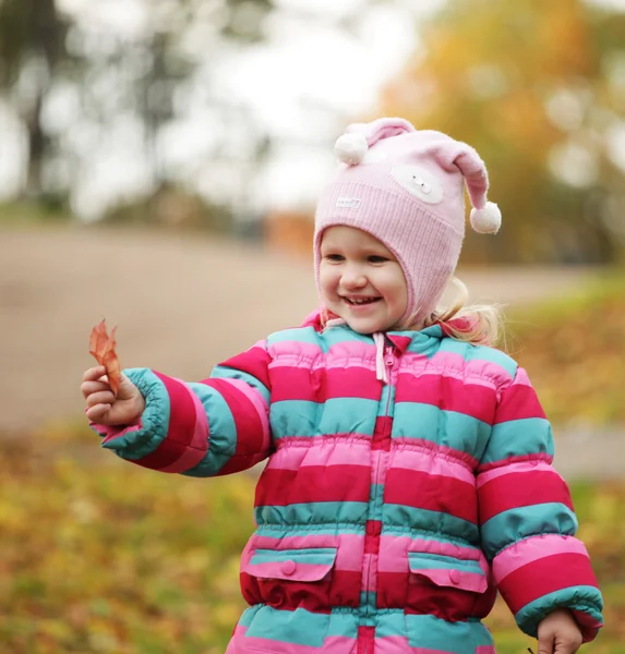 快乐的孩子在秋天公园 — 图库照片