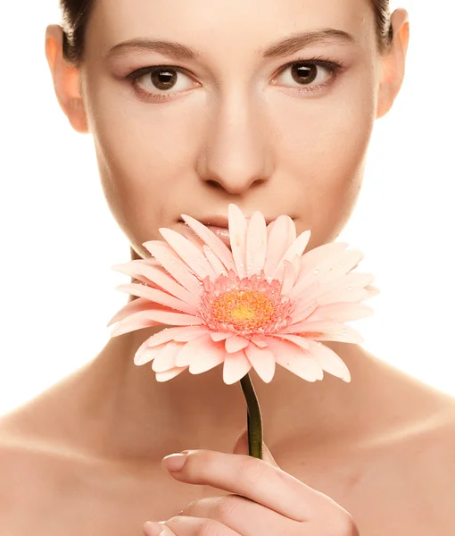 Mladá žena s květem gerber — Stock fotografie