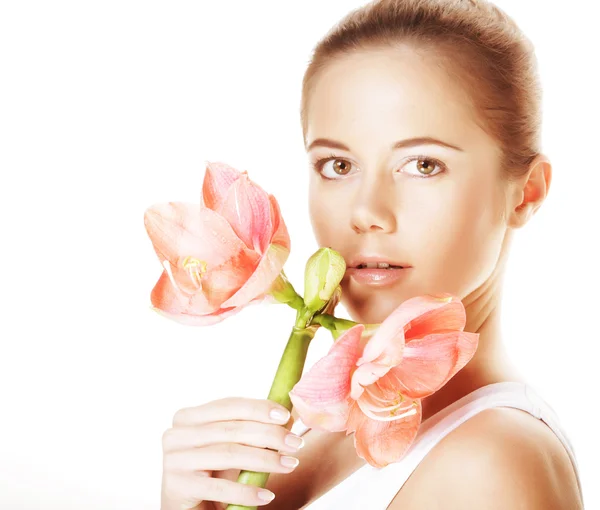 Hermosa mujer sosteniendo flor rosa —  Fotos de Stock