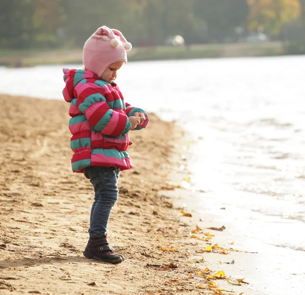 Šťastné dětství v podzimním parku — Stock fotografie