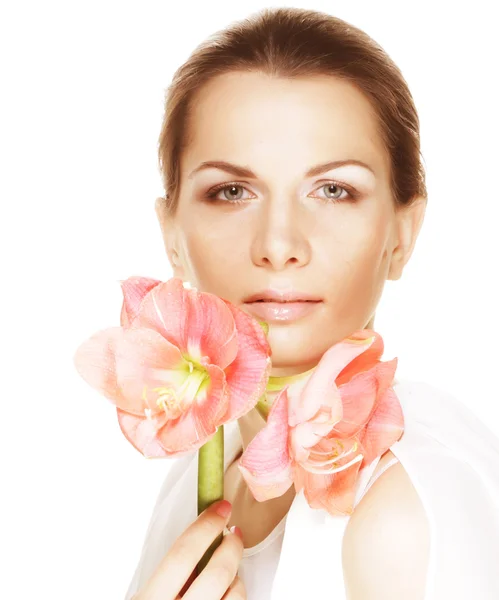 Mooie vrouw bedrijf roze bloem — Stockfoto