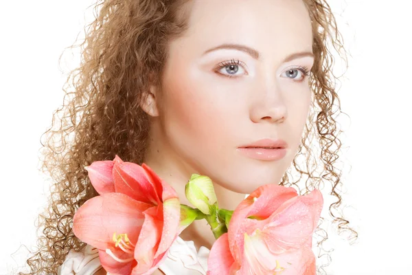 Schöne Frau mit rosa Blume — Stockfoto