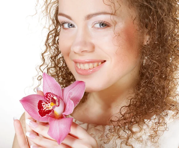 Vacker kvinna med rosa blomma — Stockfoto