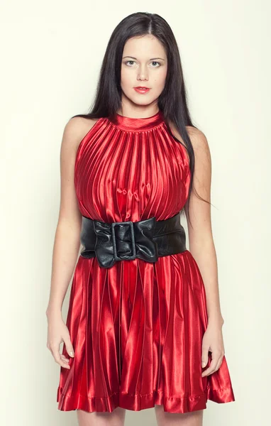 Mulher em vestido vermelho com cabelo escuro longo — Fotografia de Stock