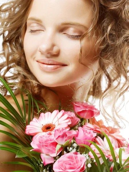 Beautiful young woman with bouquet flowers — Stock Photo, Image