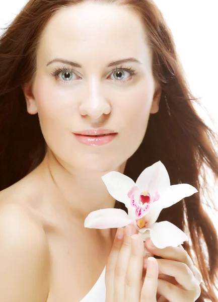 Schöne Frau mit Orchideenblume — Stockfoto