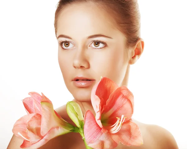 Krásná žena hospodářství růžový květ — Stock fotografie