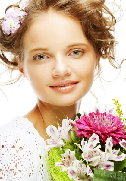 Vacker ung kvinna med bukett blommor — Stockfoto