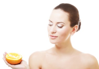 Elinde portakallar olan genç bir kadın.